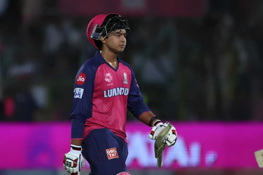 IPL 2025: বৈভব সূর্যবংশী আইপিএলের ইতিহাসে সর্বকনিষ্ঠ অভিষিক্ত ক্রিকেটার; মাত্র ১৪ বছর ২৩ দিন বয়সে অভিষেক করলেন।
